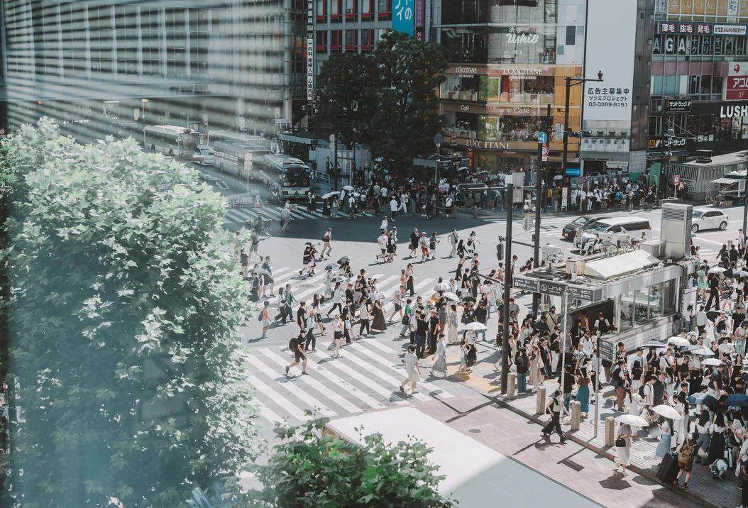 多くの人が行き交う都市の交差点